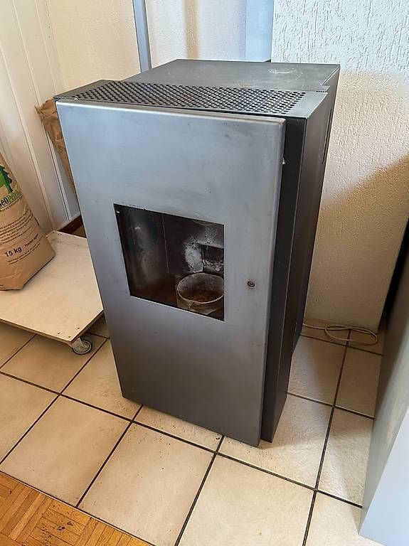 Cheminée: Pellets Ofen mit Steuerungsgerät – Gebraucht aus Niederried Interl von Elektrovolt
