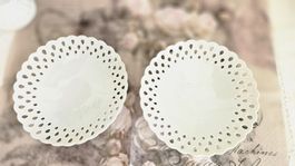 2 kleine durchbrochene Teller weiss Porzellan Porzellanmalen