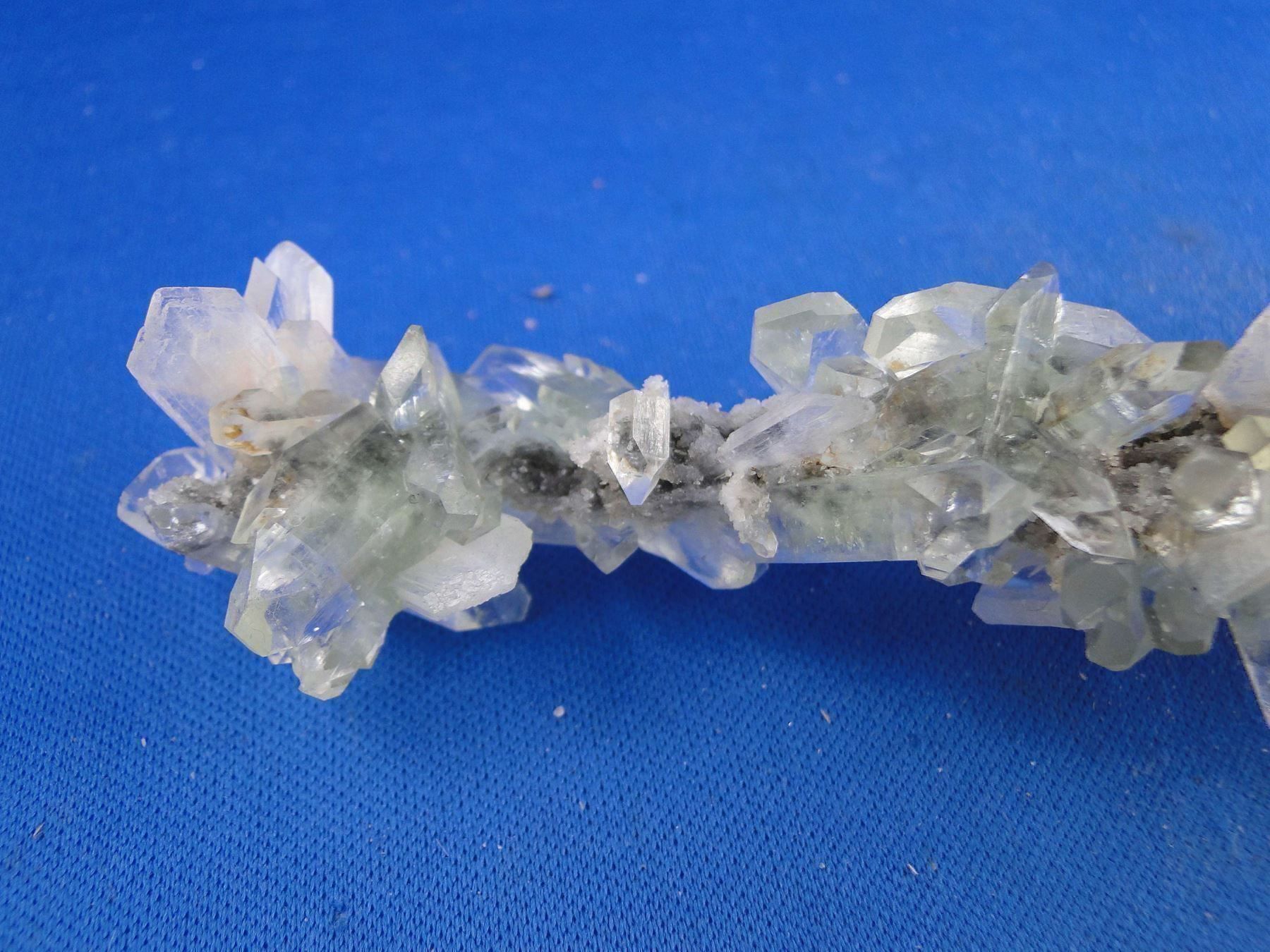 Minerali & Pietre curative: Quarz mit Apophylit und Stilbit – Usato da Schinznach Bad venduto da Demerald 1
