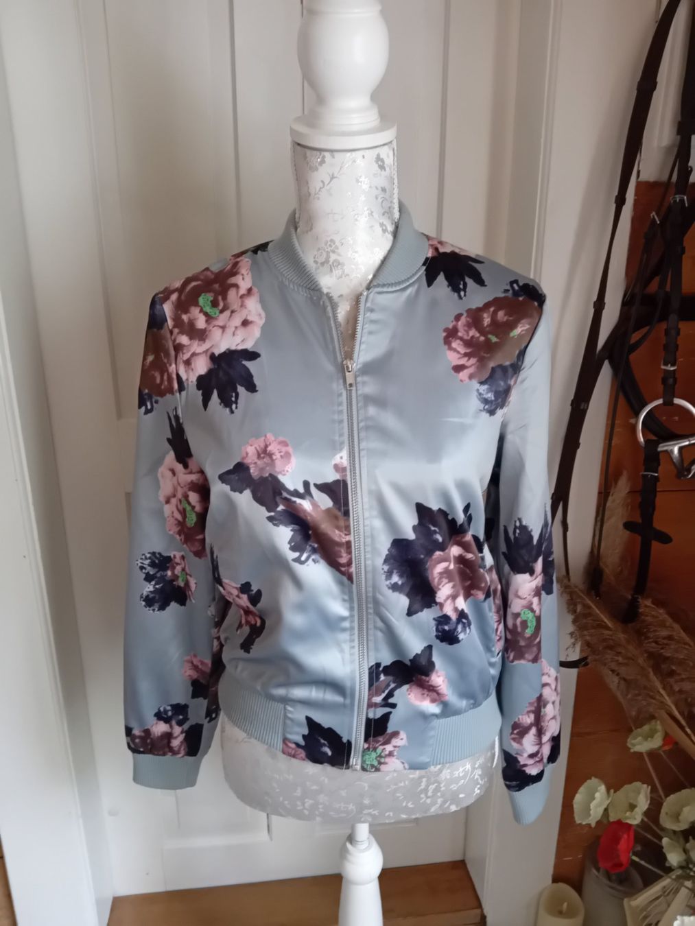 Only Jacken: Blouson Jacke mit Blumenmuster, Grösse 34/36 – Gebraucht aus Rüthi (Rheintal) von titlis07