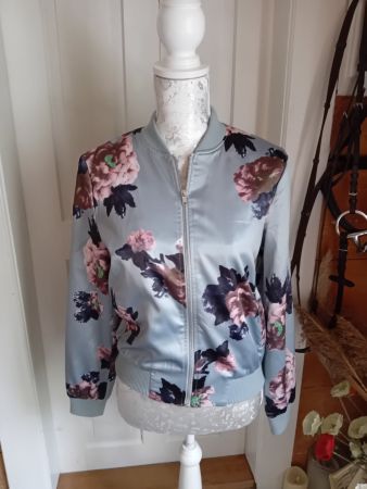 Blouson Jacke mit Blumenmuster, Grösse 34/36