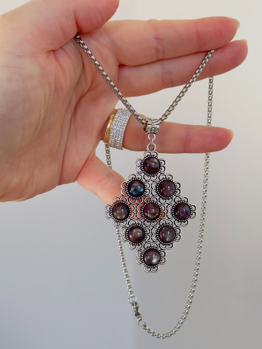 Catenine: Color Enhanced Red Flash Labradorite Necklace – Nuovo e nell'imballaggio originale da Genève venduto da AGBERG 3