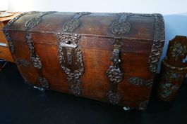 Antike Holztruhe mit aufwendigen Eisenbeschlägen – HE019