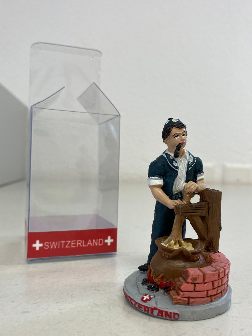 Statuette: Schweizer Souvenir Figur, Älpler mit Feuertopf, Backpfeife – Usato da Niederhelfenschwil venduto da Chleeblatt1938 4