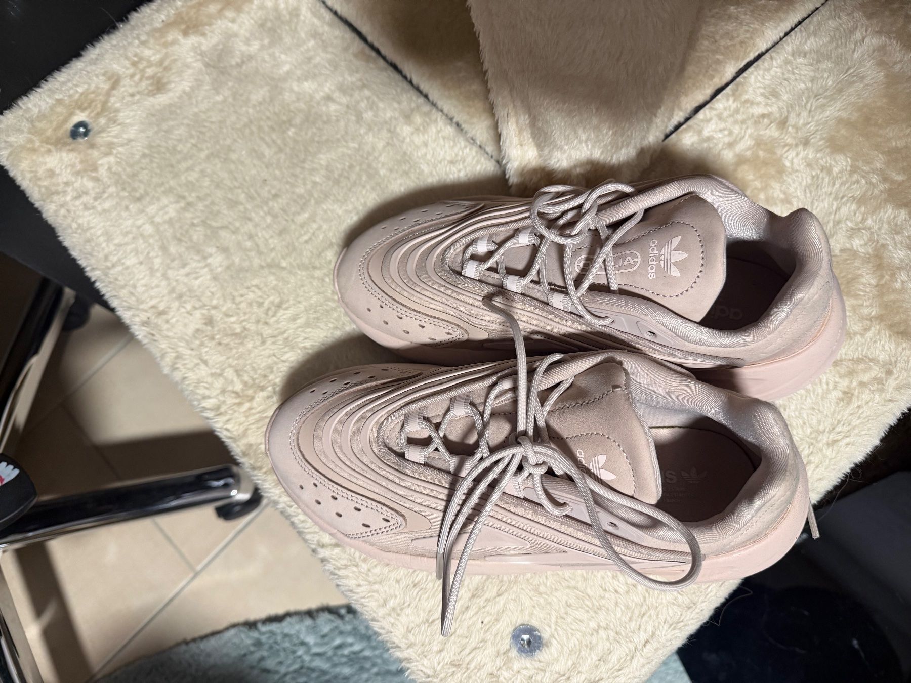 Adidas Scarpe da donna: Adidas portés 2 fois comme neufs – Usato da Penthalaz venduto da gabibl5 2