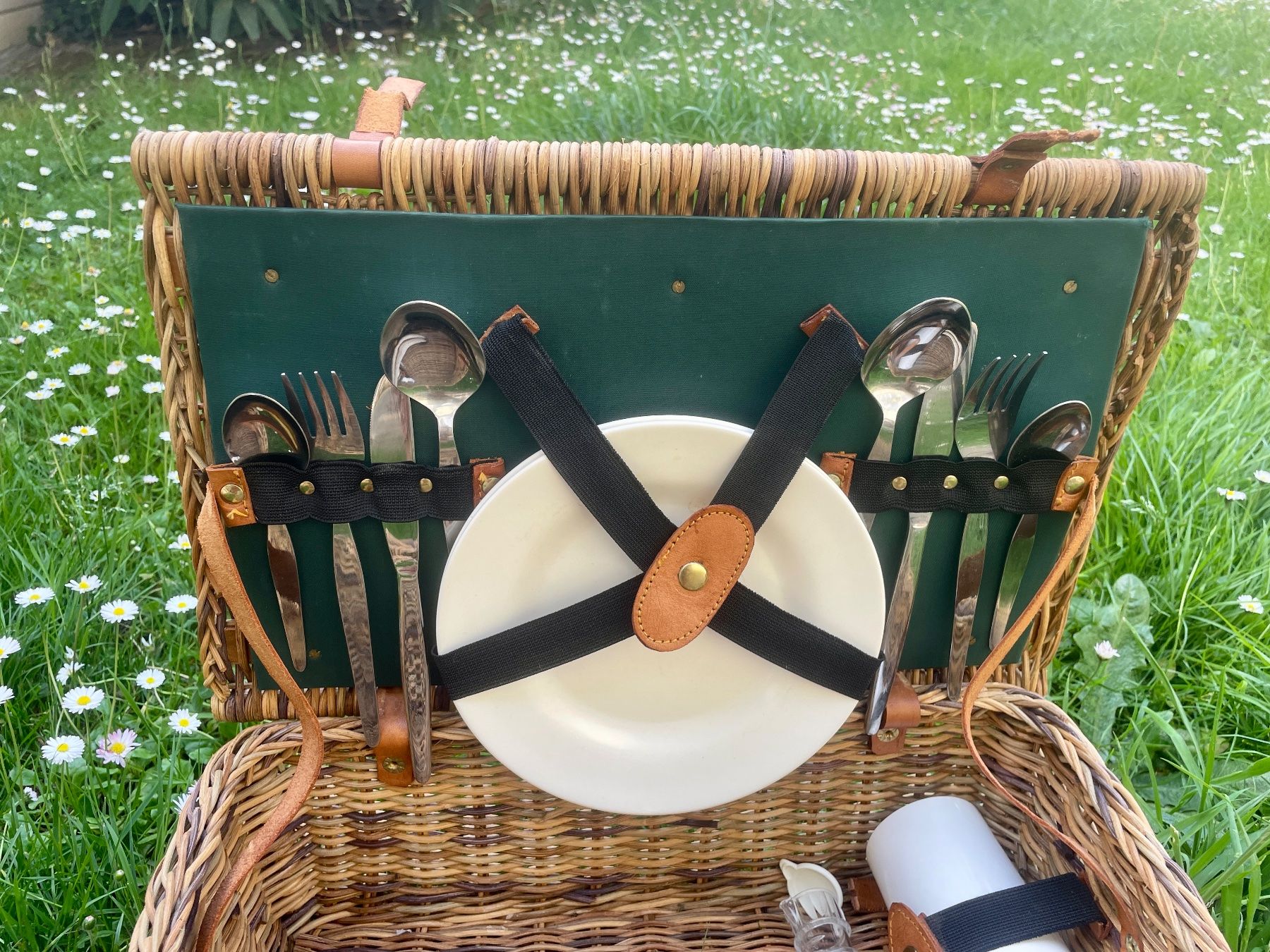 Sonstiges für Haushalt & Wohnen: Picknickkorb mit Geschirr und Besteck – Gebraucht aus Murten von kel_6w8s 2