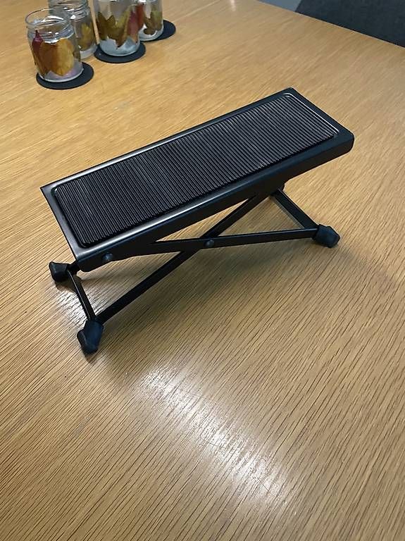 Supporti per strumenti musicali & leggii: Repose-pied pliable Tornado pour guitare – Usato da Gland venduto da Lawrence_1196