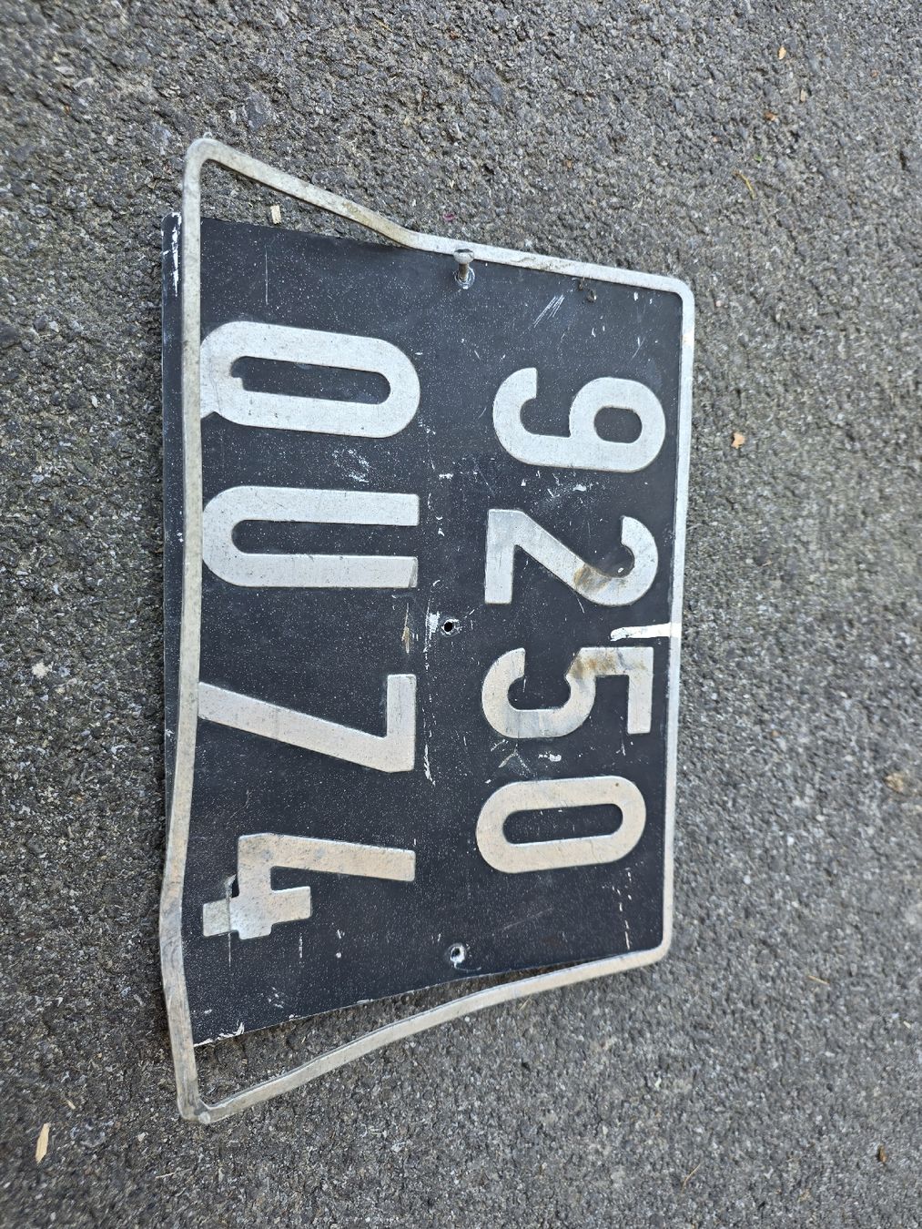 Schilder: Nummernschild 9250 0074  – Gebraucht aus Dorf von Echo_Elements