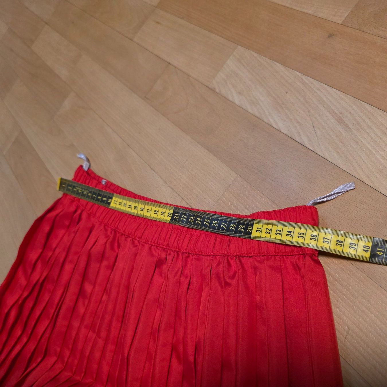 Gonne: Roter Plisseerock Midi elegant Größe M – Usato da Wald ZH venduto da CapLux 3