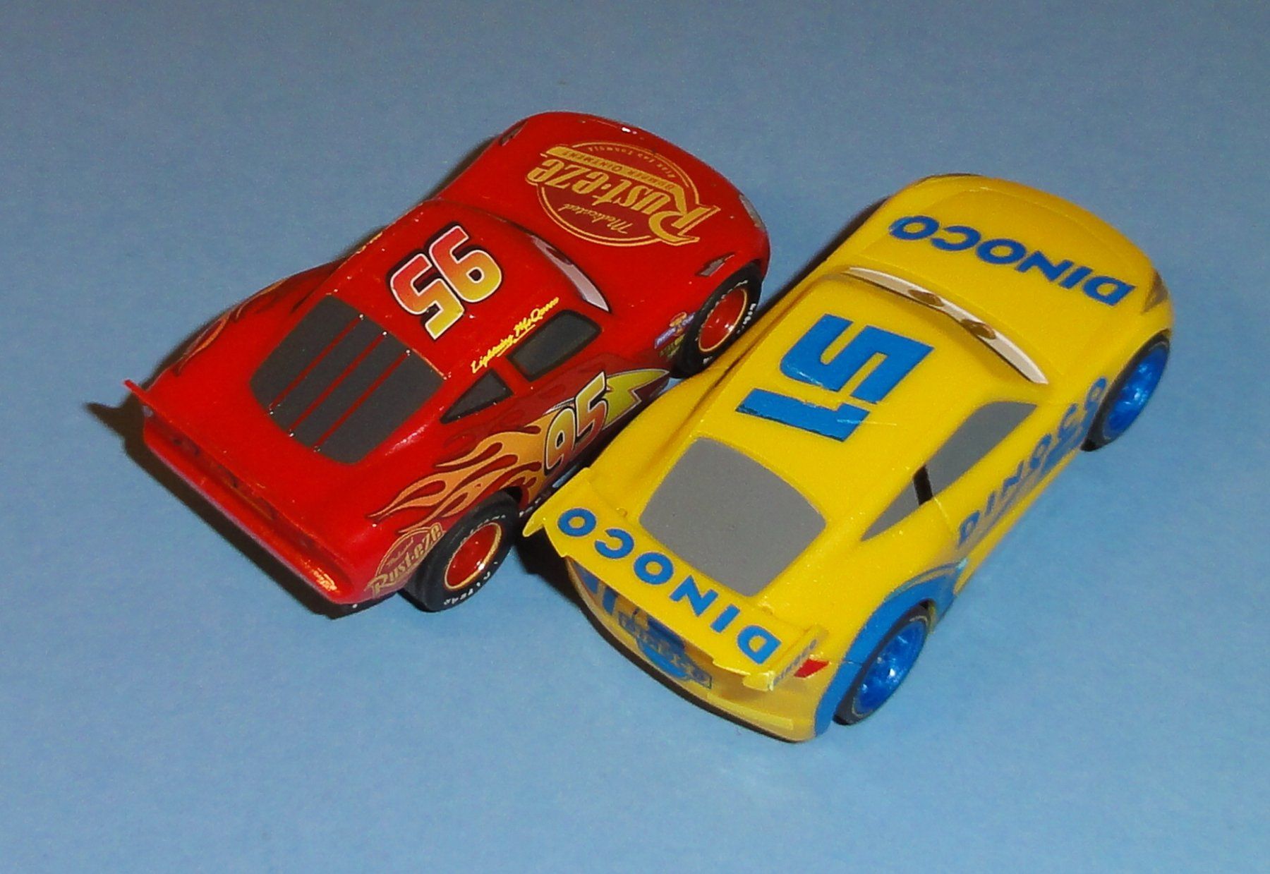 Carrera Rennbahnen: Carrera Go/First 2 Stück Cars "Mini" Rust-Eze & Dinoco – Gebraucht aus Waldenburg von  1