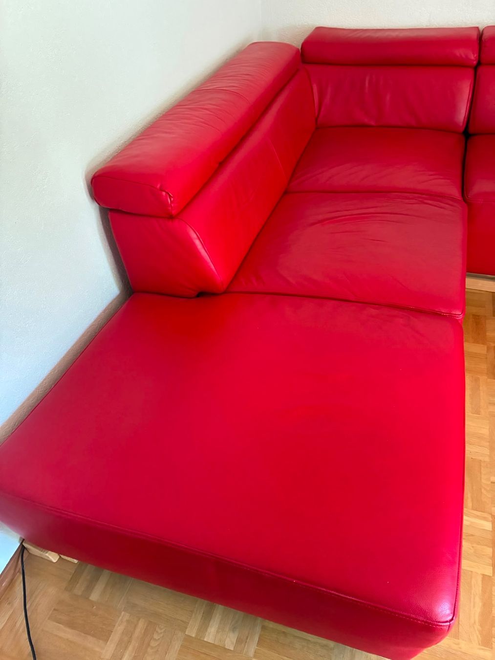 Sofas: Rotes (vermutlich Kunst-)leder Sofa – Gebraucht aus Dinhard von virginiaisabel_ 1