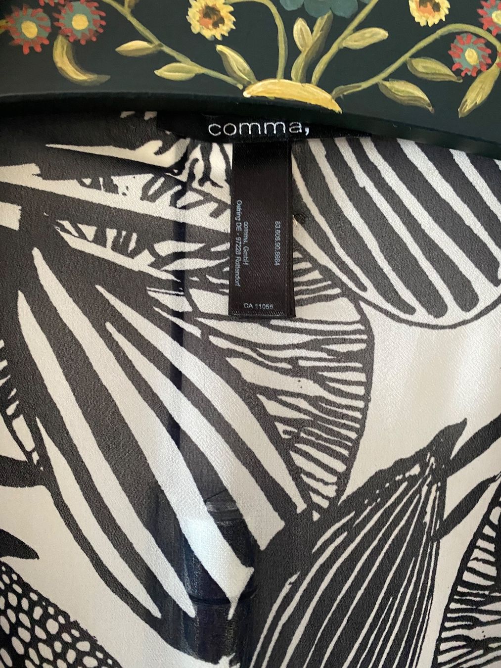Internationale Kunst: Comma Kimono schwarz/weiss Blumen Print – Neu (gemäss Beschreibung) aus Luzern von Sommer_26 2