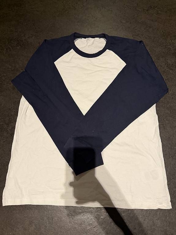 Pulls & Sweat-shirts: uniqlo longsleeve – D'occasion à Hünenberg See par broglisvintage