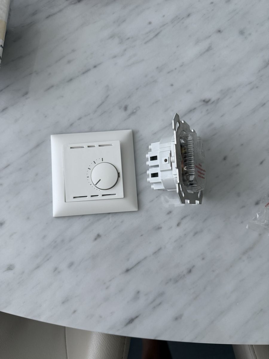 Radiatori: Thermostat 8 stück – Nuovo e nell'imballaggio originale da Rüti ZH venduto da Xh.J. 3