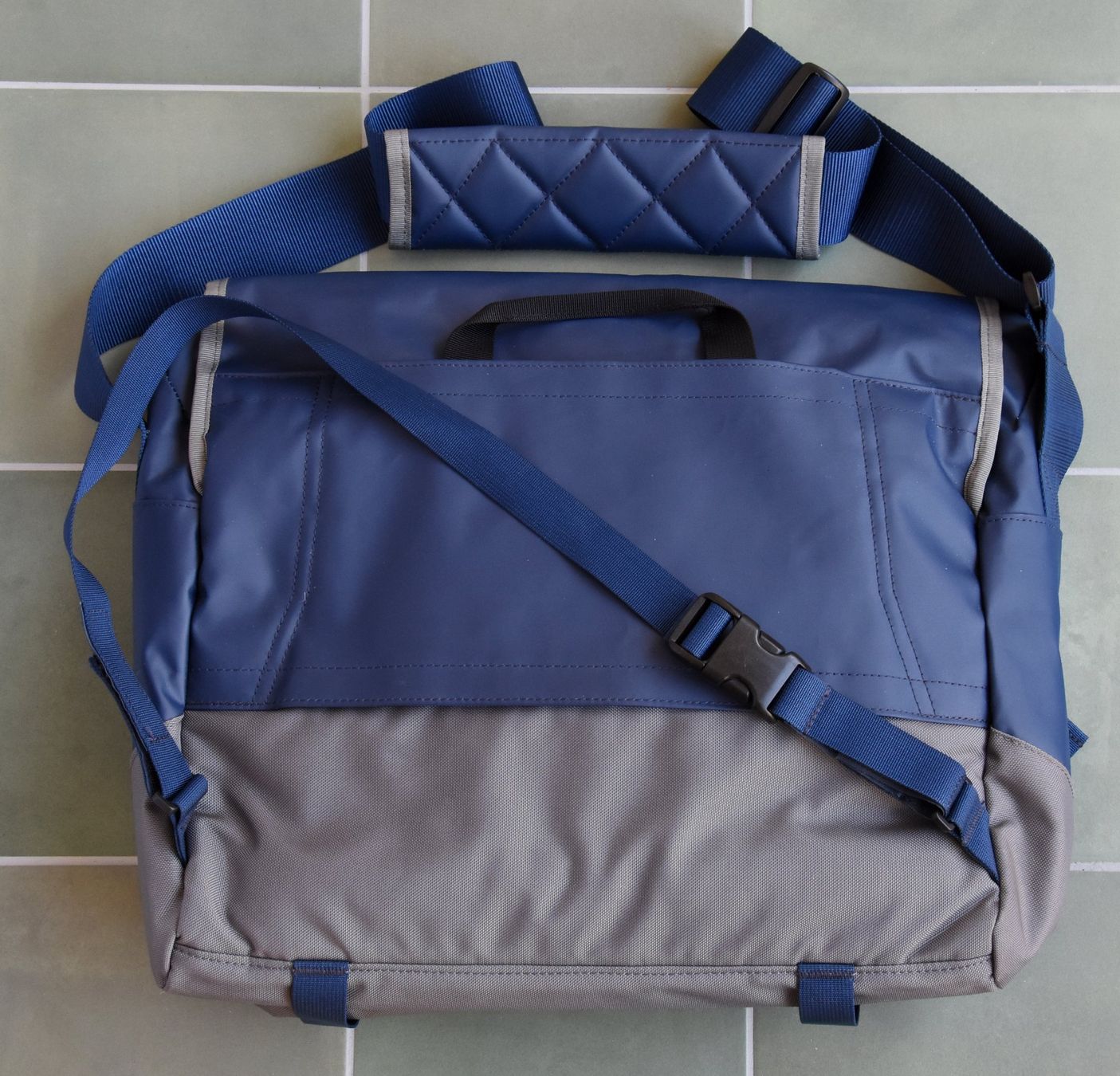 North Face Borse: North Face Base Camp Messenger Bag – Usato da Bern venduto da Mydogonline 1