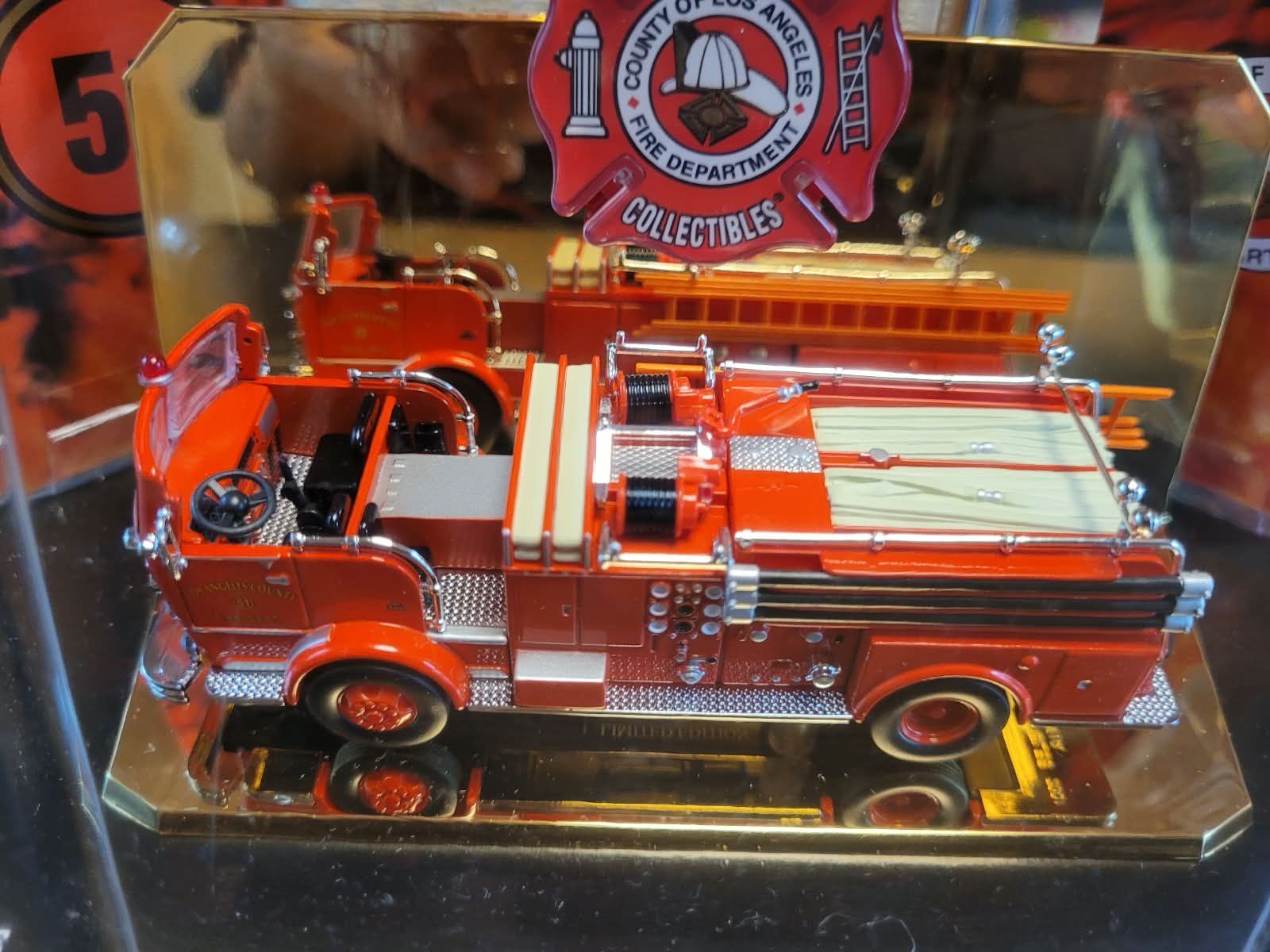 Modellautos: Code 3 Emergency! LA County Engine 51 Crown Firecoach 1:64 – Neu und originalverpackt aus Sonceboz-Sombeval von ter_9rc5 2
