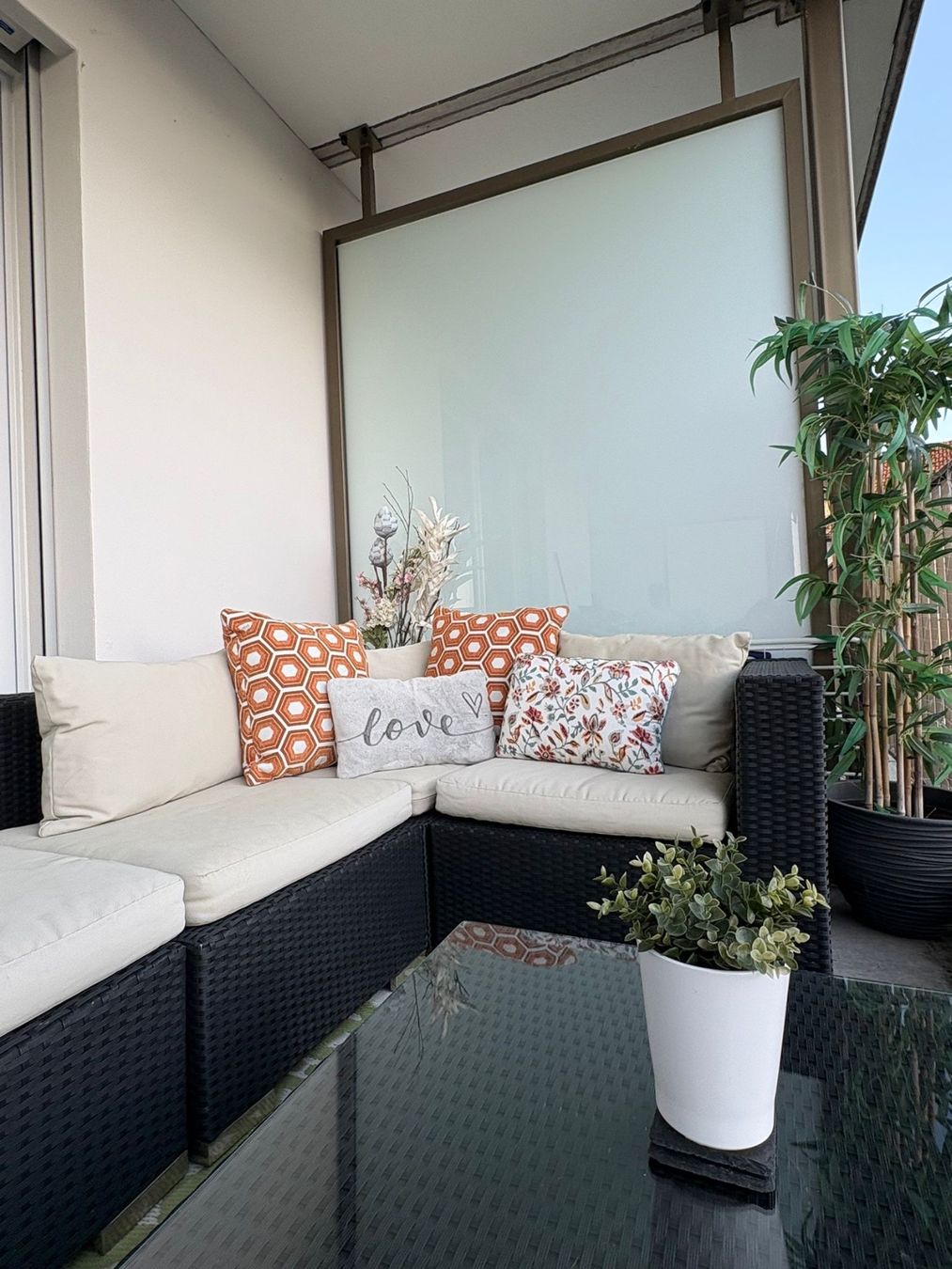 Divani: Rattan Lounge inkl. Tisch mit Glas und Kissen – Usato da Rorschach venduto da fer_qs9z 1