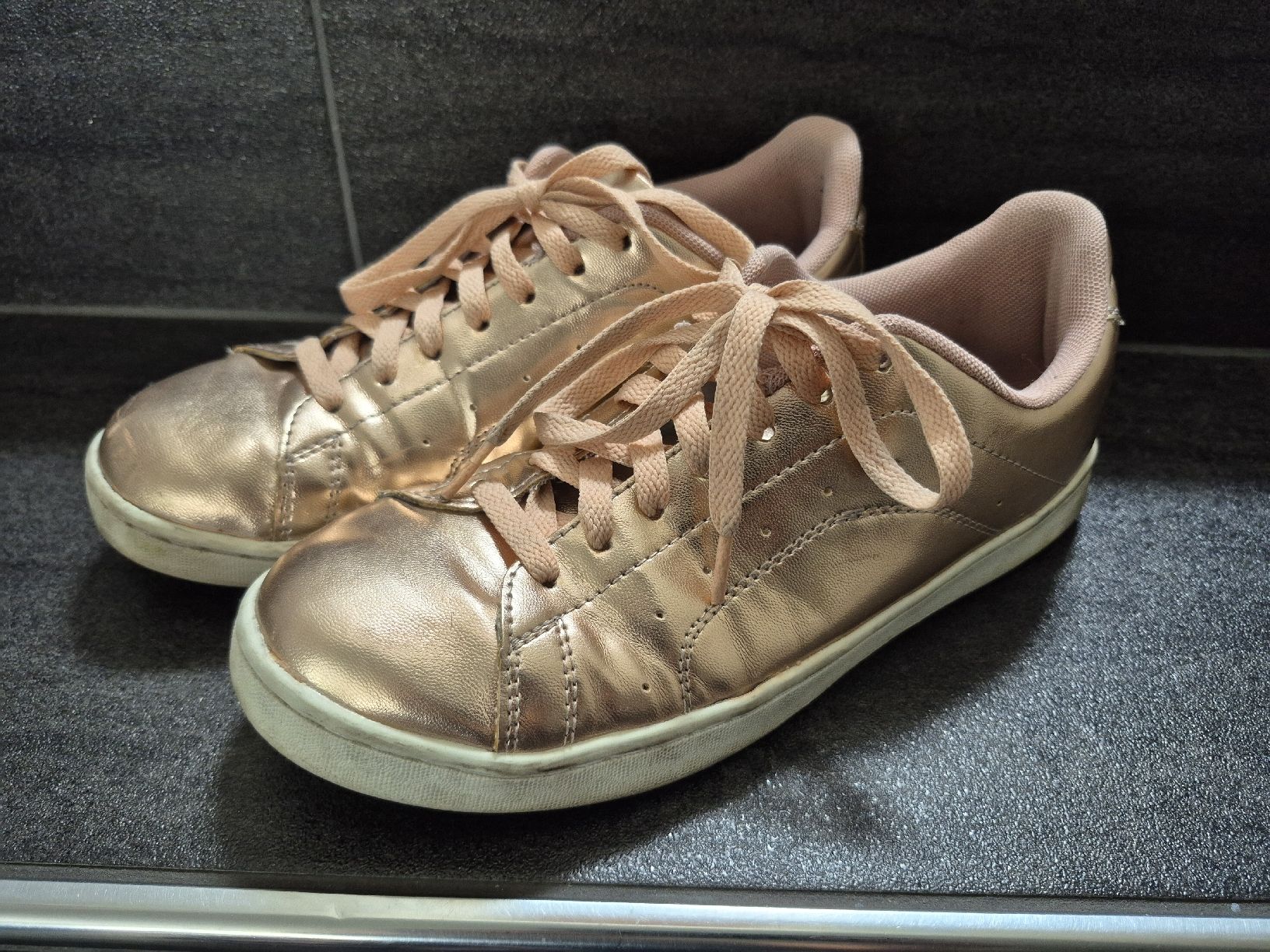 Scarpe da donna: Schöne Damen- Turnschuhe Gr. 41 – Usato da Igis venduto da Tiggers1