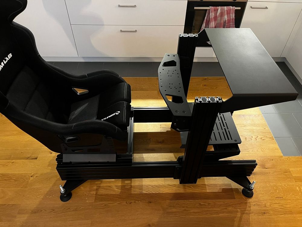 Diablo Monitorhalterung Für X-Drive SIM Rig – Schwarze Halterung Für Monitore/TVs 32–50 Zoll, Neigbar (-10° Bis +10°), Bis 35 Kg, VESA-kompatibel