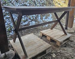 Rustikaler Massivholztisch mit X-Gestell