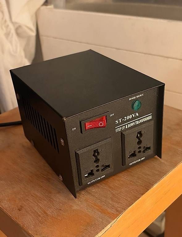 Convertisseurs: Step-up / Step-down Transformer Converter – D'occasion à Zürich par Emaille123