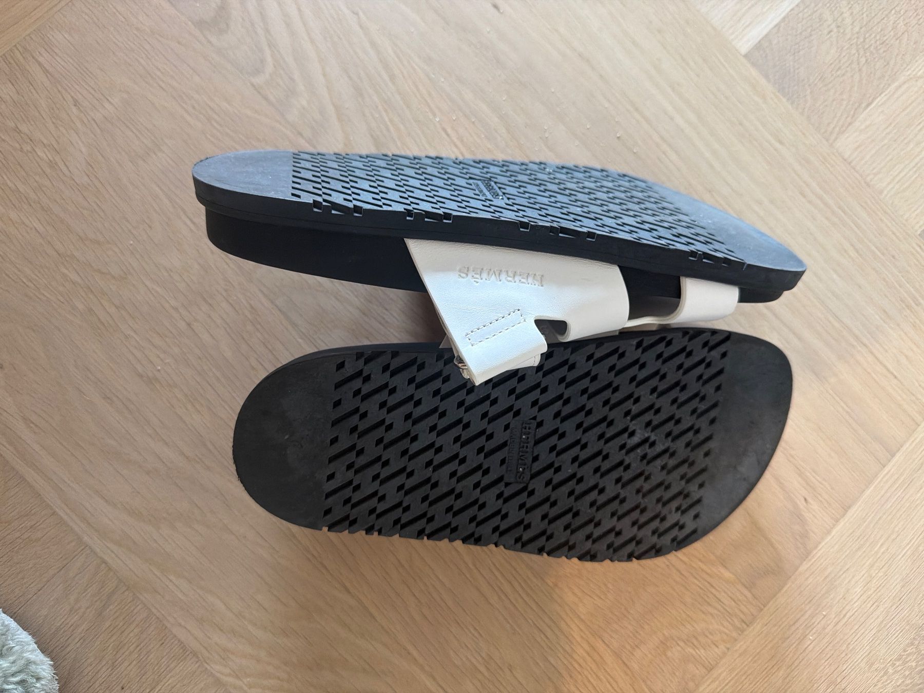 Chaussures hommes: Stylish White & Black Sandals - Summer Ready - Size 7/8 – D'occasion à Zürich par ale_d79f 3