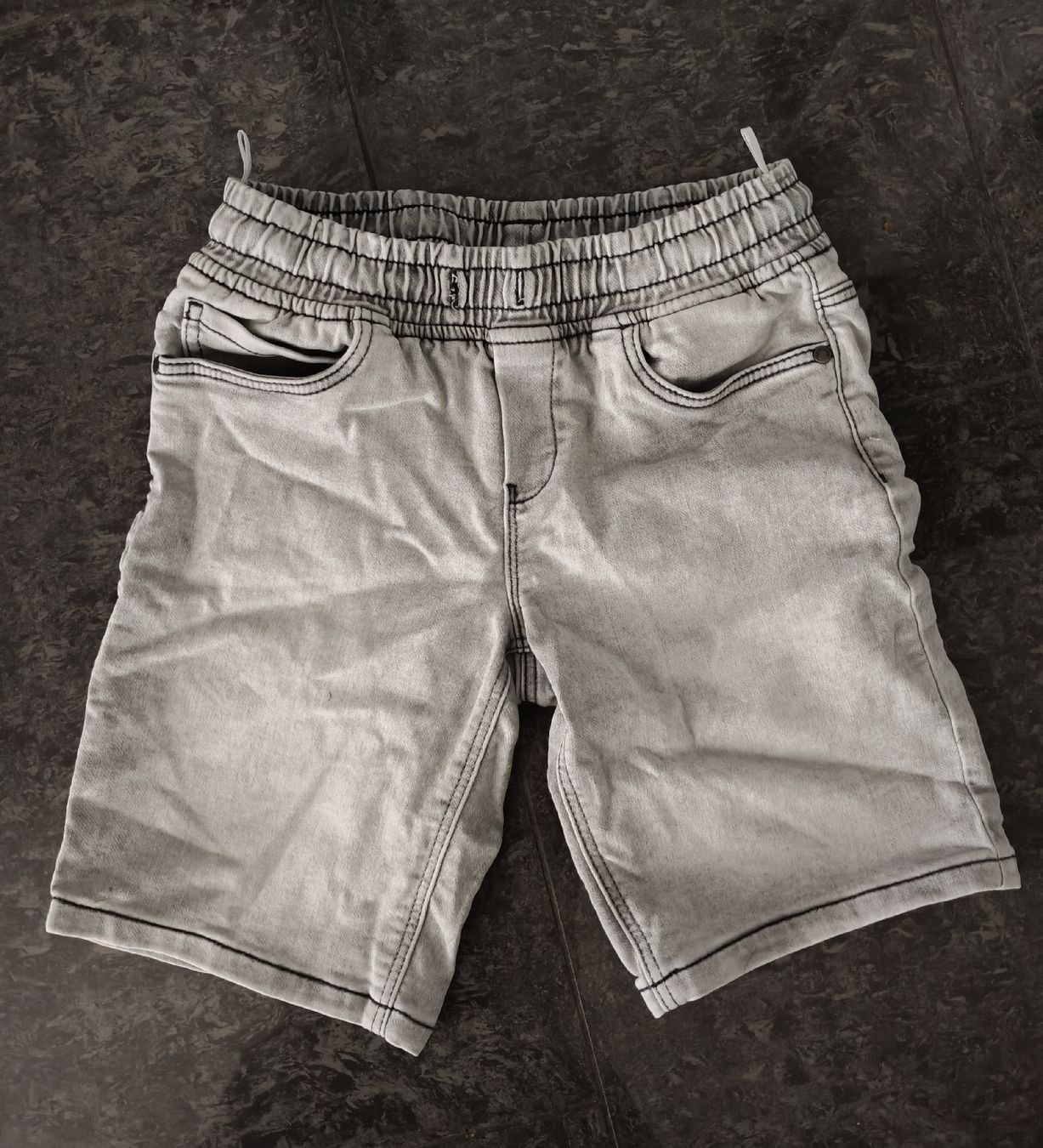 C&A Hosen: Shorts C&A gris taille 134 9Ans – Gebraucht aus Oberburg von Ines2019