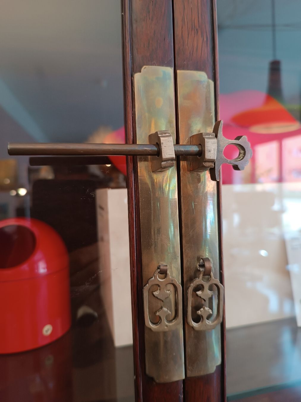 Vetrine: Asiatische Vitrine Schrank Vintage – Usato da Riehen venduto da twentymodern 1