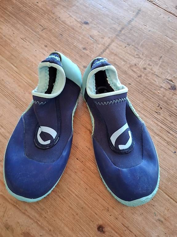 Scarpe per ragazzi: Wasserschuhe Gr. 29-30-31 – Usato da Männedorf venduto da Einhornmama