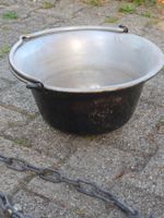 Kessel mit Kette Aluminium Metall alt