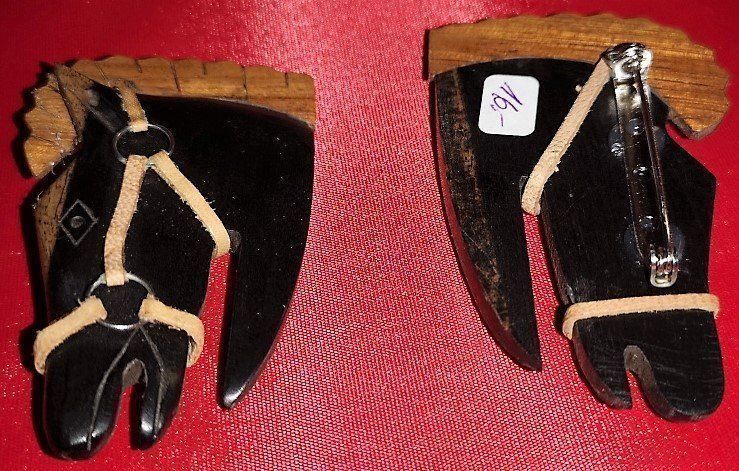 Broschen & Nadeln: Brosche Pferdekopf aus Holz (2) – Neu (gemäss Beschreibung) aus Lutzenberg von Truhe