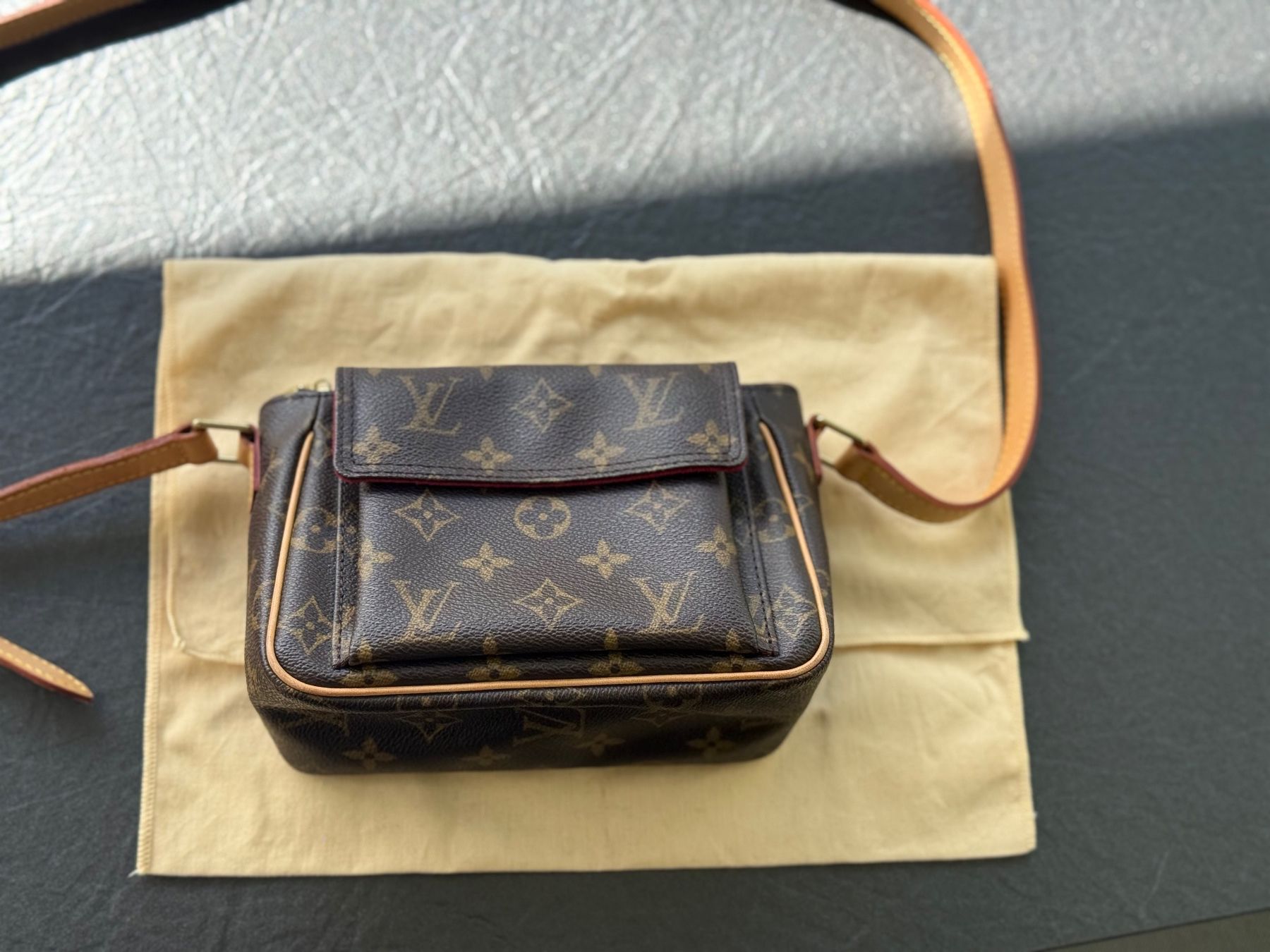 Louis Vuitton Borse da donna: LOUIS VUITTON Monogram Canvas Viva-Cite PM Bag – Usato da Lommis venduto da loqi 2