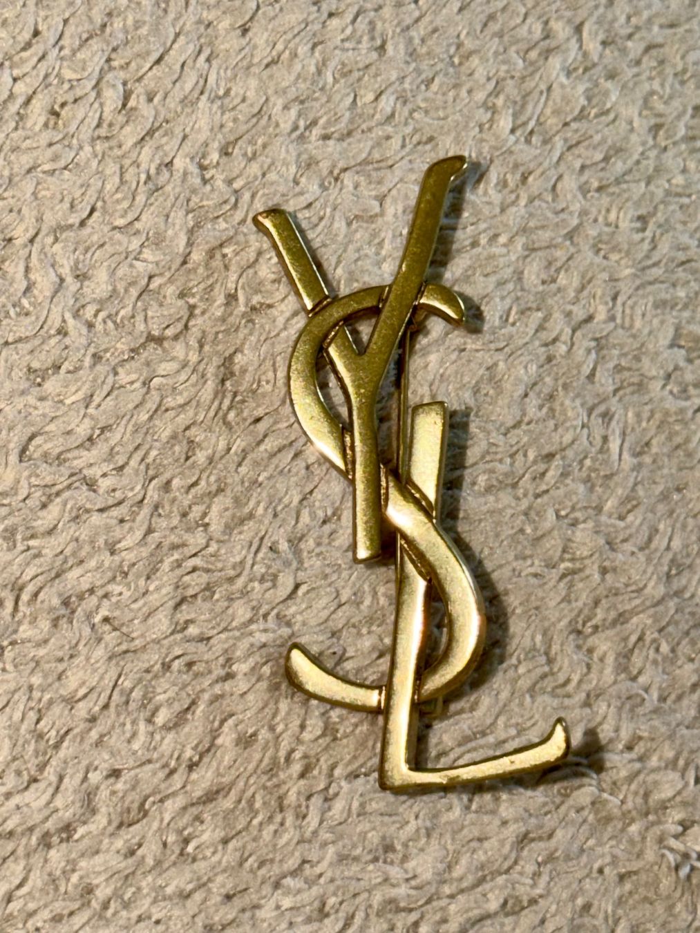 Saint Laurent Broschen & Nadeln: Yves Saint Laurent Brosche Logo – Gebraucht aus Aarau von KorgPA