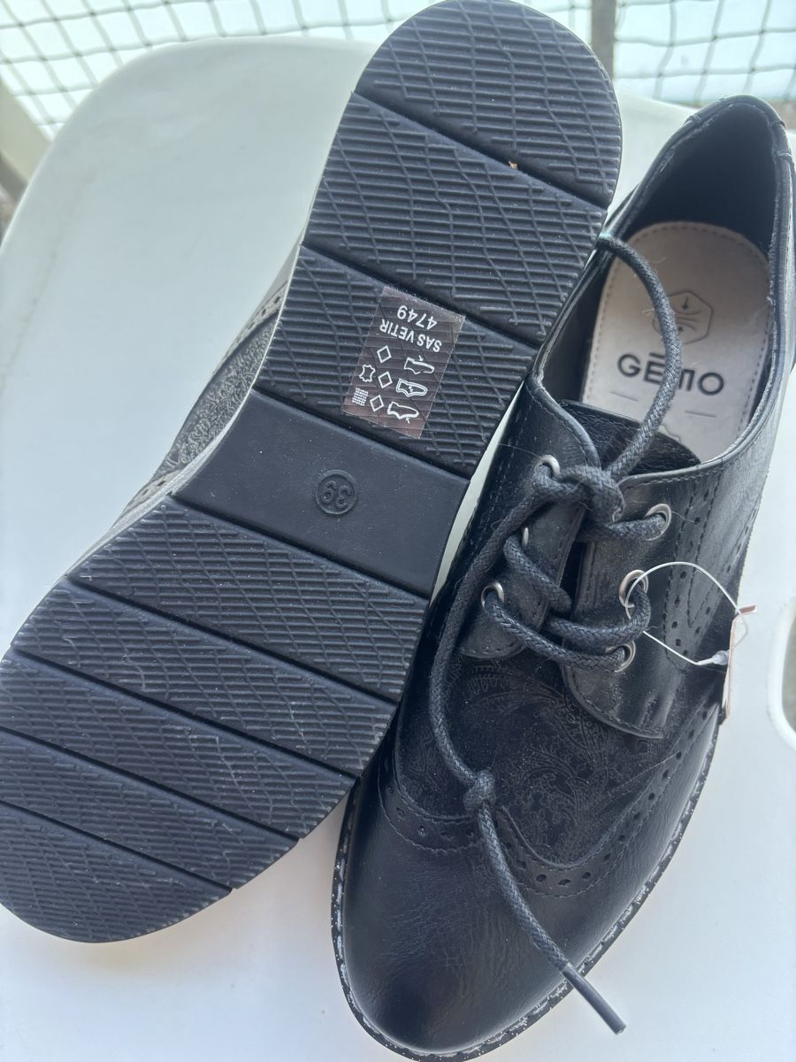 Scarpe da donna: Chaussures plates à lacets – Nuovo (secondo la descrizione) da Corcelles-près-Payerne venduto da Stendi 1