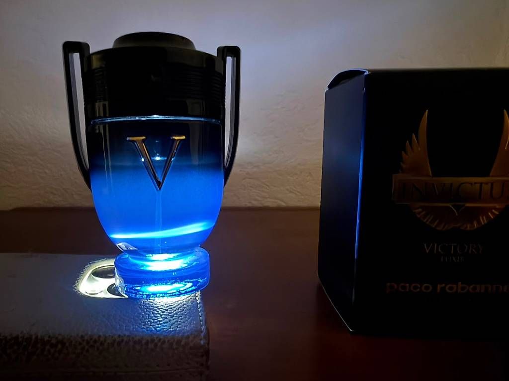 Parfums & Eau de Toilette: Invictus Victory Elixir 30/50ml – D'occasion à Flamatt par Dtas 1