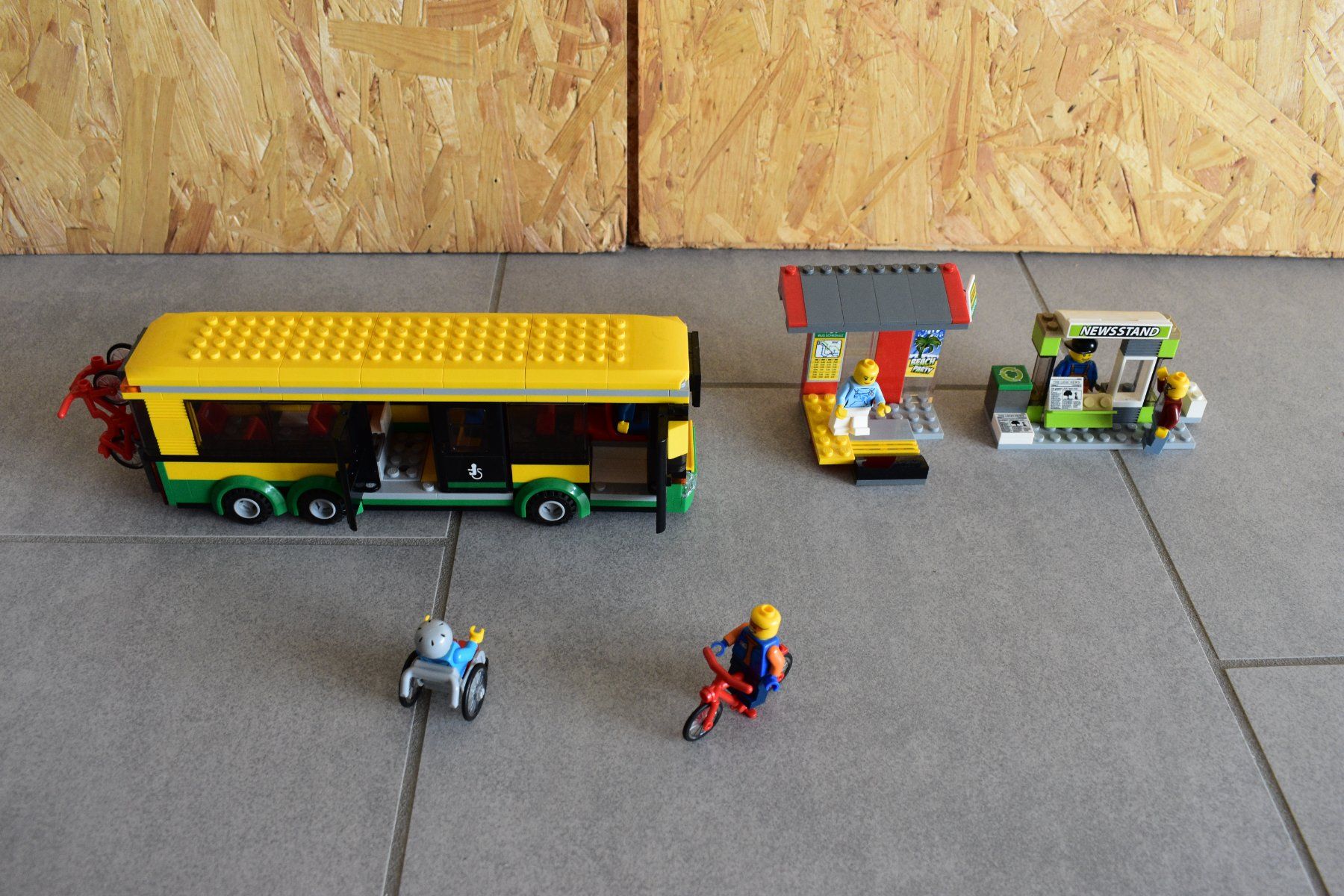 Lego Giocattoli: LEGO Bus mit Busstation – Nuovo (secondo la descrizione) da Winterthur venduto da seh_9dhc