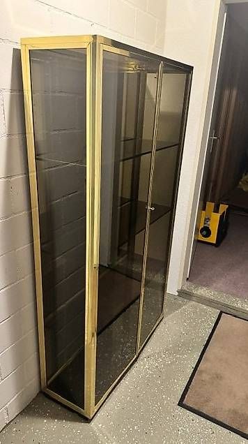 Vitrinen: Vitrine mit getönten Scheiben, Messingrahmen – Gebraucht aus Bergdietikon von mbu_rk7q 2