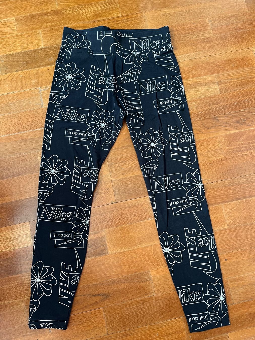 Nike Leggings: NIKE gemusterte Leggins schwarz – Usato da Ittigen venduto da str_9dw5