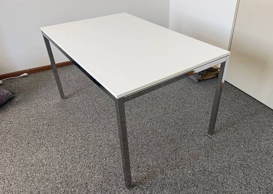 Ikea Tavoli: Tisch weiss mit Chrombeinen zerlegbar – Usato da Unterengstringen venduto da orpheo13