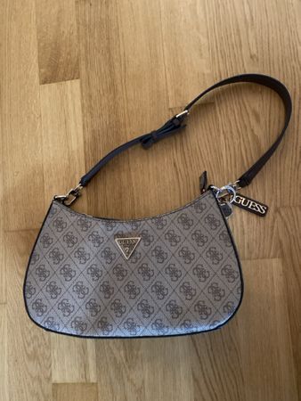 Handtasche Guess braun mit Logo Muster 