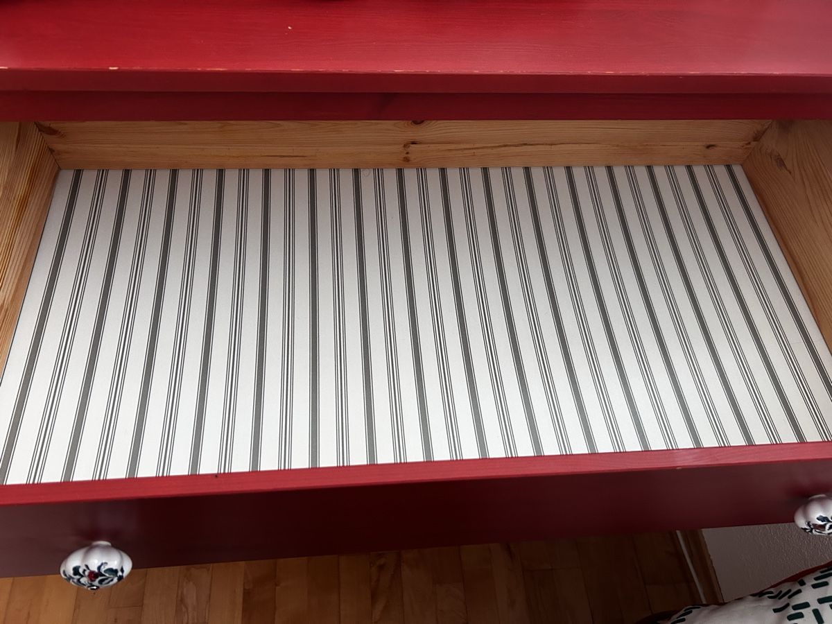 Commodes: Red 3-Drawer Chest with Unique Knobs - Good Condition – D'occasion à Oberrieden par Panthiras3 7