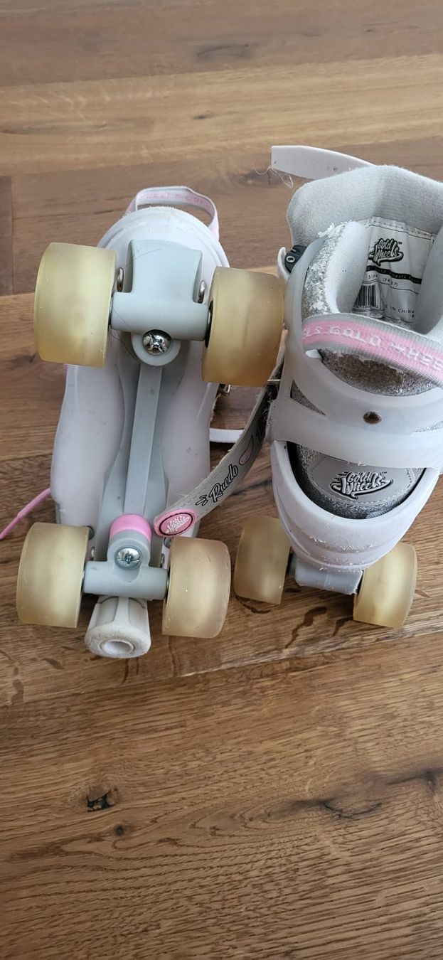 Pattini in linea & Pattini a rotelle: Rollschuhe mit 4 Rädern – Usato da Horgen venduto da Sonya2 2