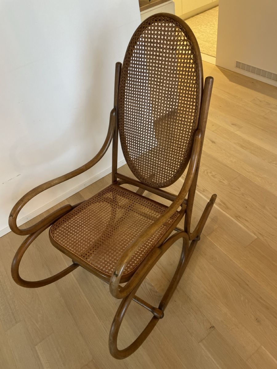 Stühle: Rattan-Schaukelstuhl antik – Gebraucht aus Schaffhausen von Ginavo 1