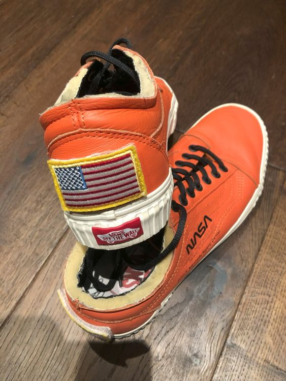 Vans off clearance the wall nasa