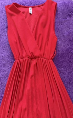 Robe rouge sans manches taille M avec ceinture plissée