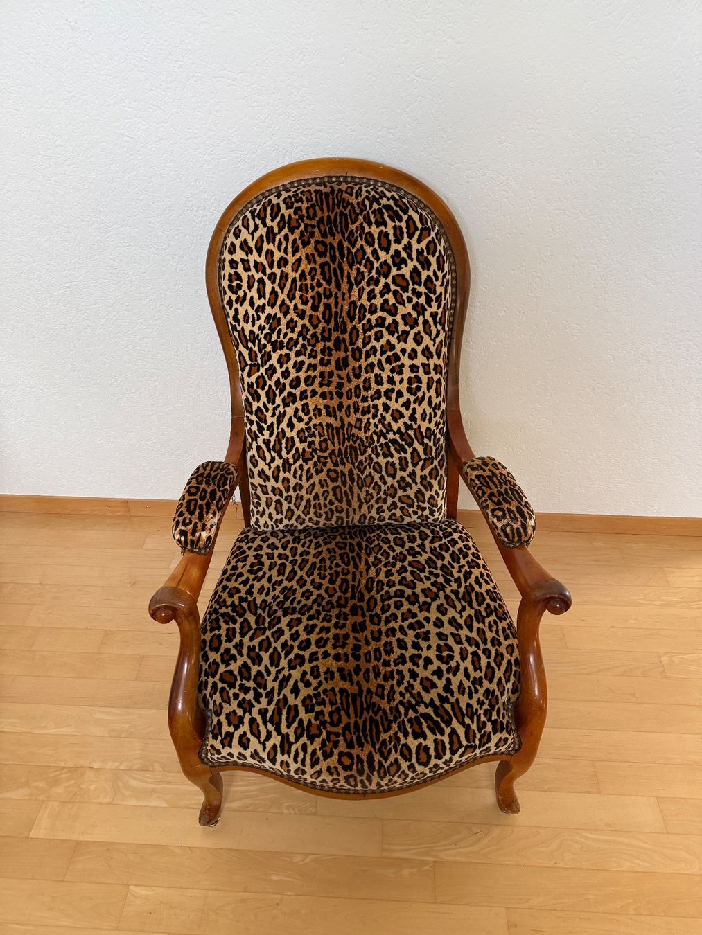 Poltrone: Sessel Holz mit Leopardenmuster – Usato da Russikon venduto da manureloop