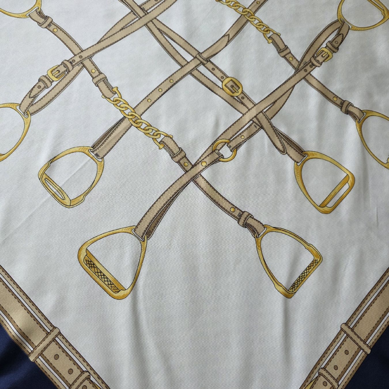 Celine Foulard & Sciarpe: Celine Seidentuch 80x80 cm Vintage – Usato da Zürich venduto da LIMAR 3