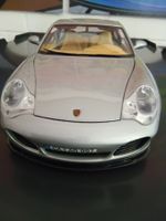 Spielzeugauto Porsche 911 Carrera S silber neuwertig 1:18