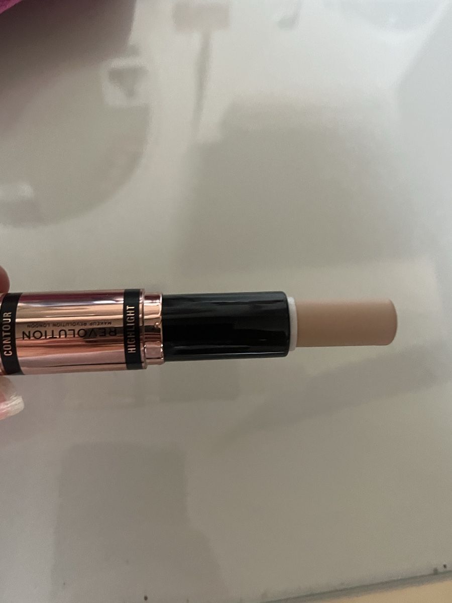 Makeup Revolution Maquillage: Makeup Revolution Kontur Highlight Stick  – D'occasion à Wettingen par ele_n8lj 2