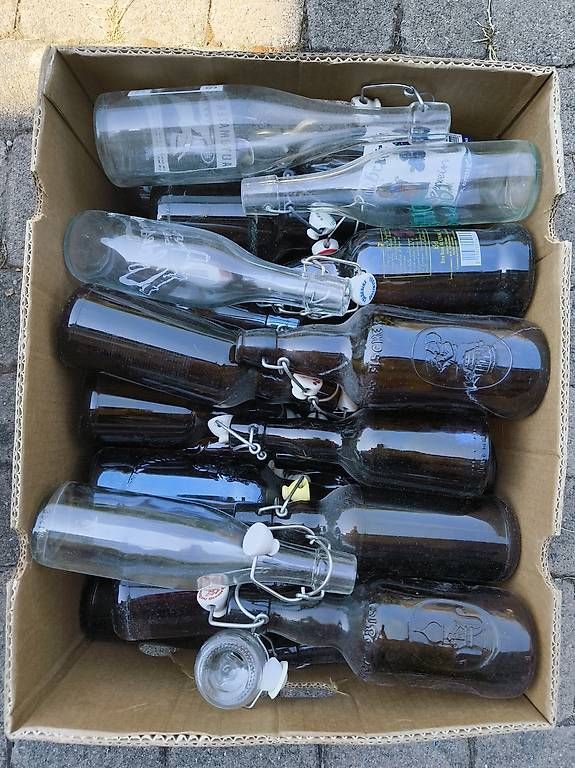Bicchieri, Caraffe & Bottiglie: 28 bügelflaschen verschiedene Formate – Usato da Wohlen AG venduto da Boblivious